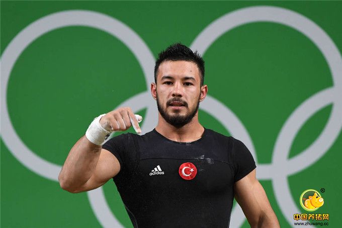 土耳其选手第三次抓举在石智勇之后举起163KG的重量，抓举结束，石智勇以1KG之差暂列第二。