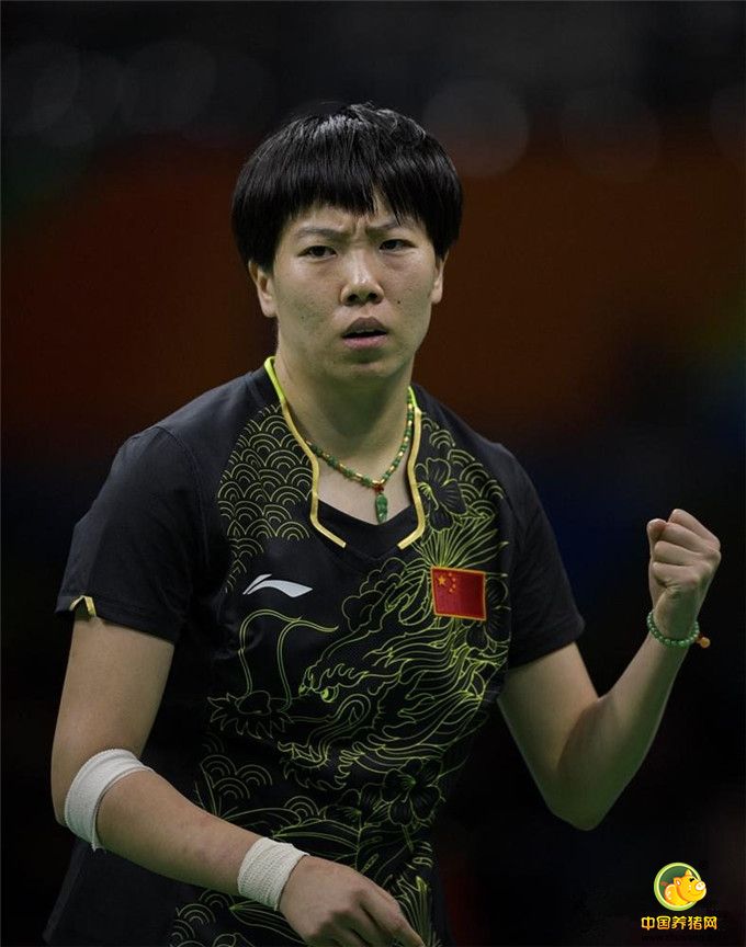 李晓霞握拳