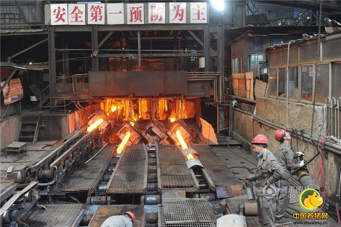 9万余把非法枪支、管制刀具化为钢水。