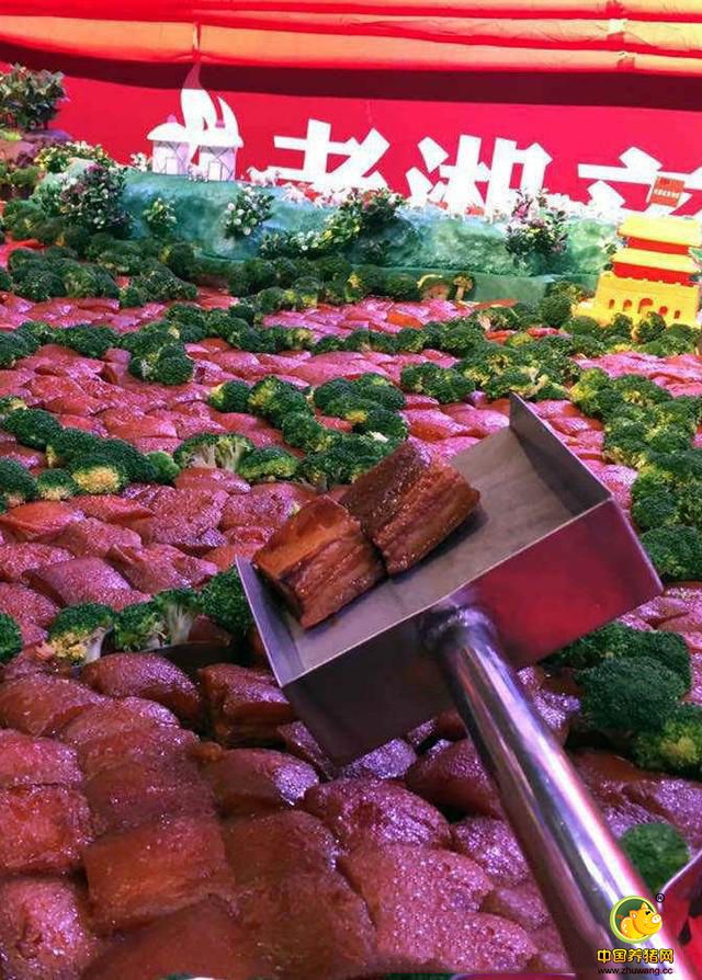 不少前来观看的群众表示，这应该是这辈子自己看见过的最大的红烧肉了。