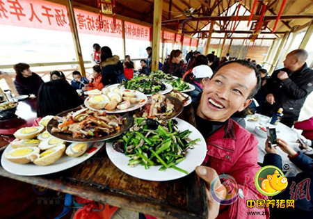 12月10日，“荆山首届传统‘千人年猪宴’”暨乡村游活动在南漳县染坊湾生态农场举办。来自武汉、襄阳等地近千名游客参加了这一活动，提前体验到浓浓的年味和荆山楚地的浓厚传统文化氛围。