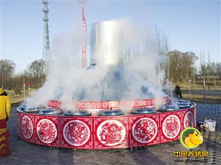 随着城乡一体化的发展，农村大量的年轻人到城里、去外地闯世界，年猪的味道，渐渐成了很多人记忆中的味道。所以，城里人开上车相约去乡下吃杀猪菜，一是图个口福，二是图个热闹。而体会淳朴的乡风，也是身居繁华闹市的人的一种向往。地方特色美食已不单单是一种食物，还反映了一个地区的文化、气候和风土人情，同时，也是感受和认知一个地方的重要途径。