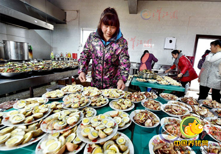 南漳县染坊湾生态农场地处该县九集镇，总面积约600亩。该农场以果蔬种植、畜禽养殖、水产养殖等为基础，开发了观光采摘、餐饮服务、娱乐休闲等新项目。2016年，农场被授予“南漳县休闲农业与乡村旅游示范农场”称号。“生态放养型野山猪”是该农场的主打品牌之一，常年存栏量达1500头，年出栏量近千头，建有5000平方米的高标准清洁栏舍和50亩的运动放牧场地，并匹配了200亩专用饲料地，为其提供日常生长所需的玉米、南瓜、豆类、红薯等。