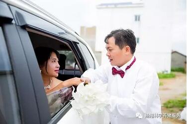 “快粗来！你在车里我在车外，心里不踏实。”