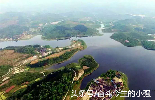 享受这样环境成长起来的大山黑精灵，不仅色泽鲜红油亮，像牛肉一样；且口感良好，肥肉香醇不腻，瘦肉鲜嫩甜；猪肉煮汤，汤色都是乳白色的，蛋白质和含钙量高，营养价值大。很容易被消费者一吃到就很喜欢，并愿意长期购买。