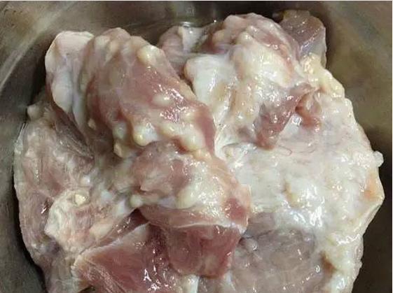 所以我们在外面买猪肉时，一定要记得！千万不要买到猪脖子肉！即使遇到免费也不能要!