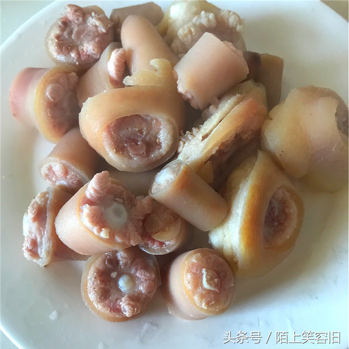 准备了四根猪尾巴，选的时候也要注意，凡是猪尾巴粗而短的，都比细而长的长的块，体格健壮，猪尾切成段焯一下水装盘备用。