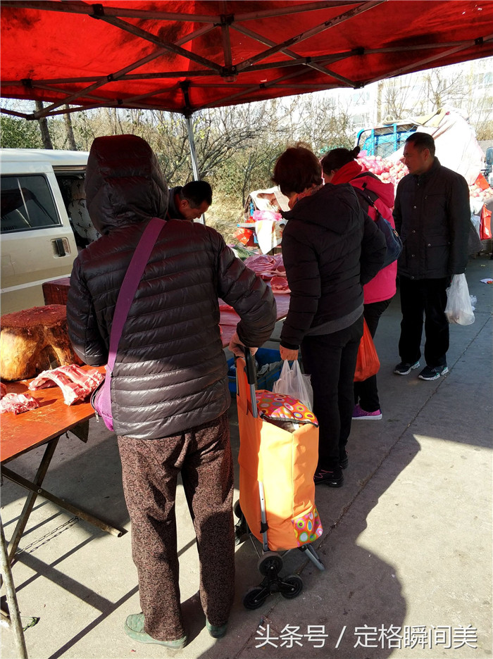大哥谈论到：我卖猪肉快5年了，都知道我这个人把原则看得比什么都重要，从不缺斤少俩，今天我拉了2头猪，如果不出问题一般4个小时肯定会卖光，连骨头都不剩。 