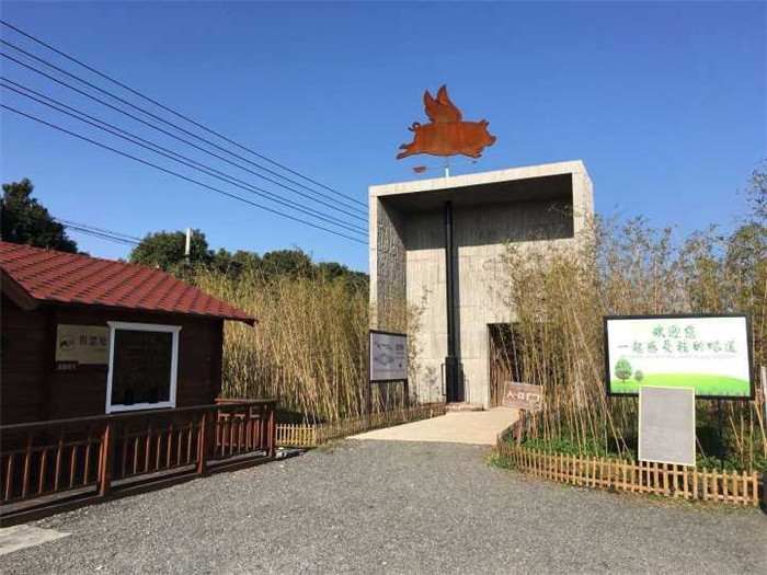 “我们还为猪圈设计了图书馆，现在刚动工。”  这两天，上海建筑设计师李以靠收到一份来自威尼斯双年展策展方的邀约，希望把他设计的浙江桐乡洲泉的华腾猪舍里建筑，搬上今年5月的展会。