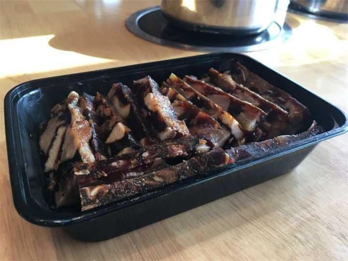 设计师说，在从猪场驱车40分钟到的南浔旧货市场里，我们发现旧木材又多又便宜，于是整个钢架建筑内部，我们都采用了这种旧木材。  还有建筑外墙采用的红砖，都是本地土砖，物美价廉。这之前，在做猪圈立面改造时，也全部采用这种材料。