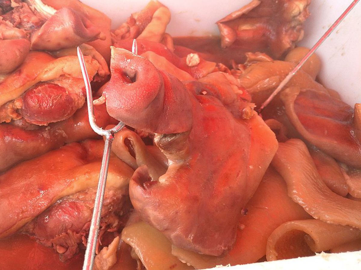 这是猪头肉，正热气腾腾，诱人的香味不时钻到人的鼻孔里，想忍住口水，需要很大的定力哦。老板说今天这个卖十六块钱一斤，有时候卖十八，有人专门喜欢吃这个猪嘴唇，不过现在比较忙，不再切下来分开卖了。