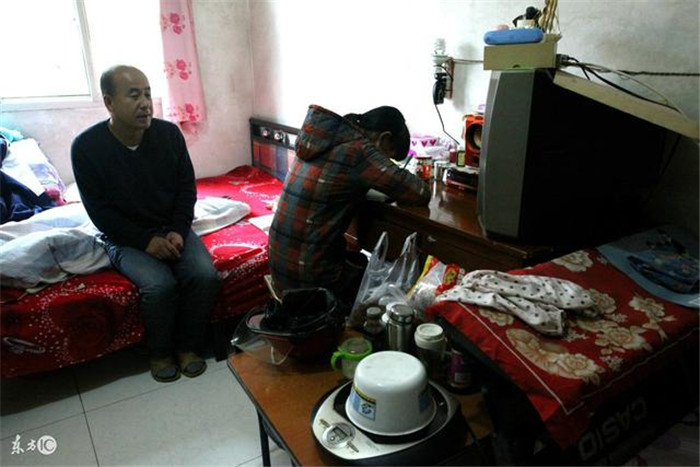 最近当地口蹄疫爆发，猪群大面积发病不吃料，老两口天天拿着盆子把料送到猪嘴边，坚持了个把星期口蹄疫症状刚缓解，产房仔猪又得了病毒性腹泻，仔猪大面积伤亡。老张媳妇受不了了，身体累点还能休息，可这心里的折磨受不了，跟老张摊牌说“你是要猪还是要我，要猪就离婚，想继续过就不能养猪”。老张明白呀，养了20几年的猪不养猪能干啥？老张是说了一堆好话，好不容易把媳妇给安抚住了。