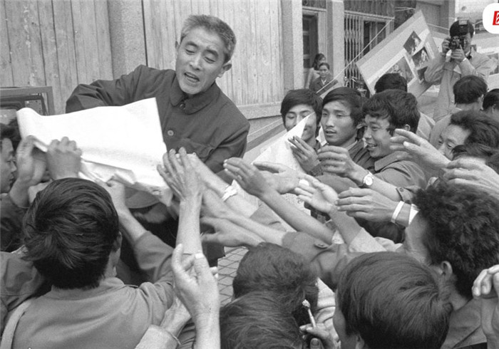 图为1986年，四川养猪能手刘定国在川西南山区的米易县集市上散发养猪技术资料。他甚至还办养猪学校，学员遍及全国的400多个县。 