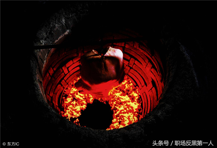 图为：把整头猪悬挂在土炉里，让高温慢慢烘烤。