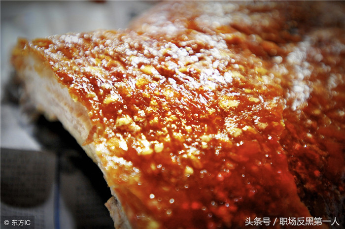 在佛山三水大塘镇的程师傅用传统手艺制作出来的金猪，供不应求。漫长的等待，一只金黄的金猪终于新鲜出炉了。