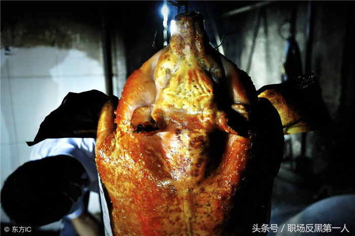 佛山三水，开工“金猪”卖到一万元一只！只因为这个原因！ 只因为工艺复杂，肉香皮脆，不易烤制！加之春节后，不少企业主为求开工之日大吉大利，金猪需求旺盛。 图为：一只金黄的金猪终于新鲜出炉了。（