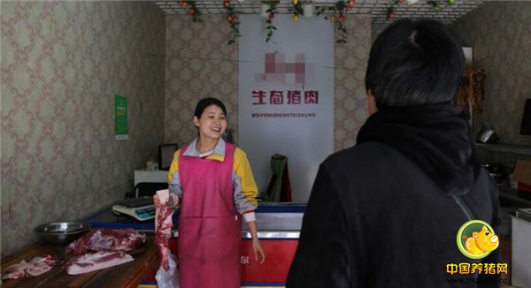 1、为了支持男友创办生态养猪场，90后美女大学生辞职到了一家食品公司“卧底”8个月学习技术。婚后，两人按照当初的规划，到几十里外的城区开了一家猪肉店，丈夫搞养猪跑服务，她每天守着店卖猪肉。刚开始因为没有掌握切肉的刀法，她的手几乎每天都要被划破几次。“最严重的一次，在给顾客打肉馅时，右手三个手指被切肉机打伤，整整缝了17针。”她说，在创业的两年多来，苦过、累过、抱怨过，但一直不后悔自己的选择。