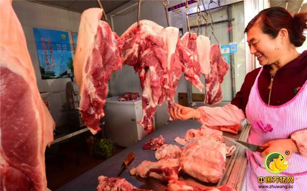 3、除了山东外，近期网传广西多地的猪肉价格也大幅下降，价格可能比20年前还要便宜。尽管无法确认视频的确切拍摄地点和时间，但是近期全国一些地方的猪肉价格确实便宜了不少。