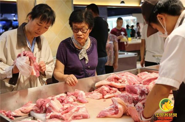 如今生猪养殖已经跌破成本线，饲料费、防疫费用以及管理、人工费加起来，养殖成本每斤在6.2元左右，这样算下来，现在出栏一头猪亏损300元。超市里面的猪肉类下降更是明显，部分蛋、火腿建个也略有下调。