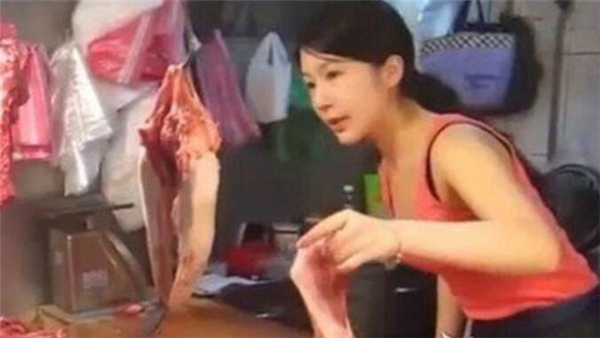 据网友透露，“猪肉西施”大学毕业后，本来在银行业工作，但由于父母已经年迈，所以她放弃本来舒服的工作，选择了到市场替父母买猪肉，经营这家小摊子