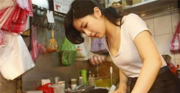 如今的张采婕已经练习的一手好刀工，周围邻里都夸奖她的孝心和美德。大学生卖猪肉并不可耻，有网友还表示要承包她家的肉。