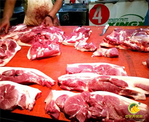 土猪肉养的时间比较长，瘦肉不柴，而肥肉很香肥而不腻，饲料猪是半年就能出栏了，喂的都是饲料和生长素，所以长的比较快，肉一点也不香，又特别肥，吃着一点都不香。