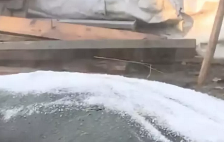 500斤的大肥猪直接用火烤,再用盐粒子搓