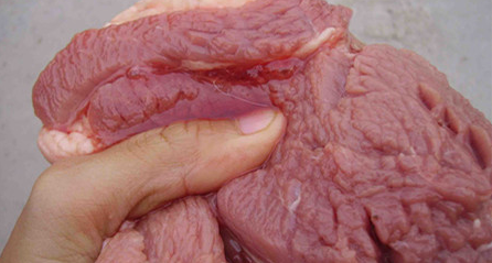 扯！市民买到注水肉 小贩称夏天人要出汗猪肉也要出水