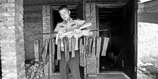 腊肉黑作坊用变质肉生产 冰柜储存肉竟已发紫变乌……