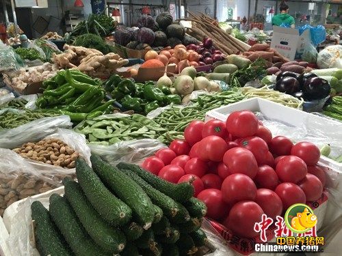 菜篮子调查：断茬致蔬菜连涨九周 猪肉价格回落