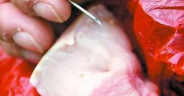 猪肉内又发现针头！被投诉后商家被迫补偿市民