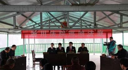 河南：养猪场排污小鱼塘遭殃 淅川法官冒雨化纠纷