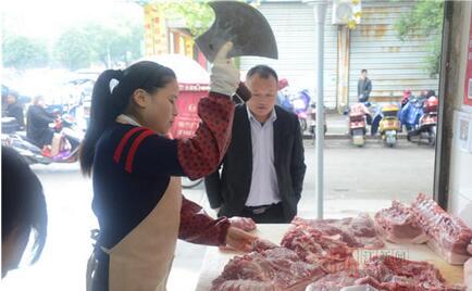 励志！残疾小伙年入千万，娶“猪肉西施”回家卖猪肉