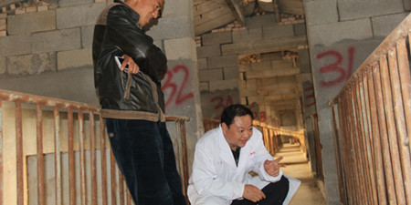 奉献中体现价值！张传峰带领乡亲养猪奔小康