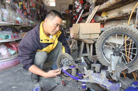 从修单车师傅变身养猪户 陈学远双目失明不向命运低头