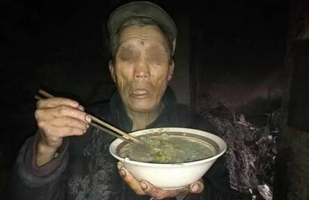 网曝孤寡失明老人“吃猪食”？怎么一回事？