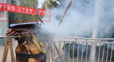 年关将至杀年猪 男子自家楼顶燃火熏肉引火灾