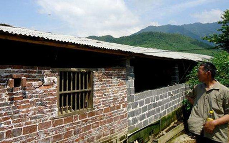 养猪场被卫星拍到, 乡里来人催促拆除, 老张犯了什么错？