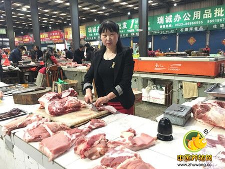 泰州51岁辣妈生活态度真乐观，边卖猪肉边跳广场舞成网红