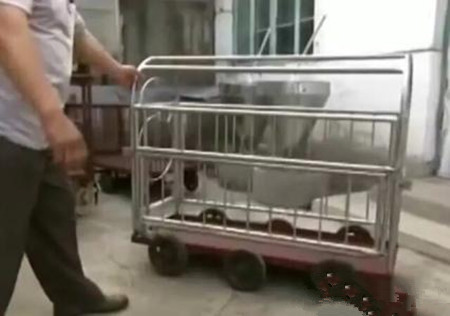 抓猪神器，一抓一个准，一个人能让两头二百斤的肥猪服服帖帖