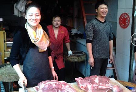 高颜值“猪肉西施”不顾父母反对，辞高薪工作卖猪肉