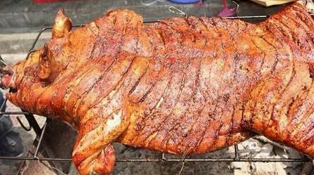 夫妻卖“烤全猪”一头赚600 每天睡4小时累出颈椎病