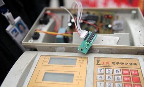 猪贩子们的一个小动作，养殖户就白干了三个月！