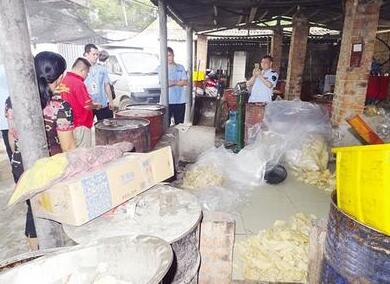 广西南宁：百余公斤炸猪皮竟出自脏乱小作坊！