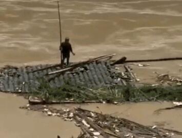 揪心！舍不得2万块钱建的猪场，这个老人被困洪水中