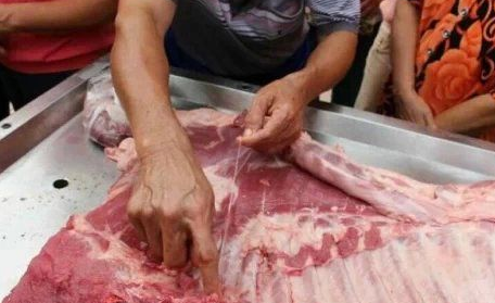 猪价低迷，饲料价格暴涨，养猪人还有活路吗？