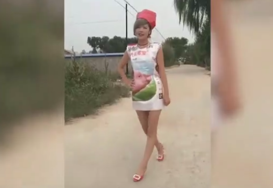 养猪场的小姐姐真有才，用化肥袋给自己做了条裙子