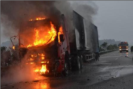 湖北一货车行驶途中突然起火 3吨冻肉变“烤肉”
