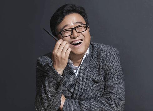 一边养猪、一边种茶，13年前的中国首富，成了亚洲最佳CEO