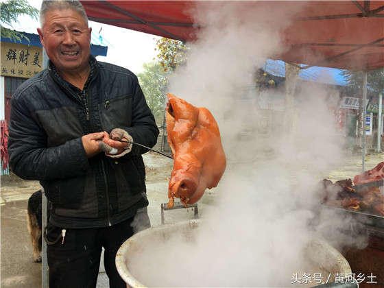 农村集市卖肉师傅有妙招 一集能卖两头猪赚500元 买的都是回头客